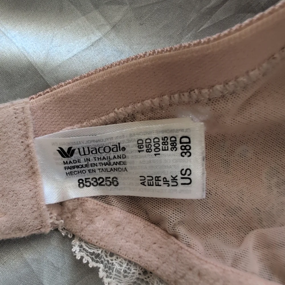 Wacoal Bra Women's 38D Beige Sand/Ivory Embrace Lace Underwire Adjustable Straps